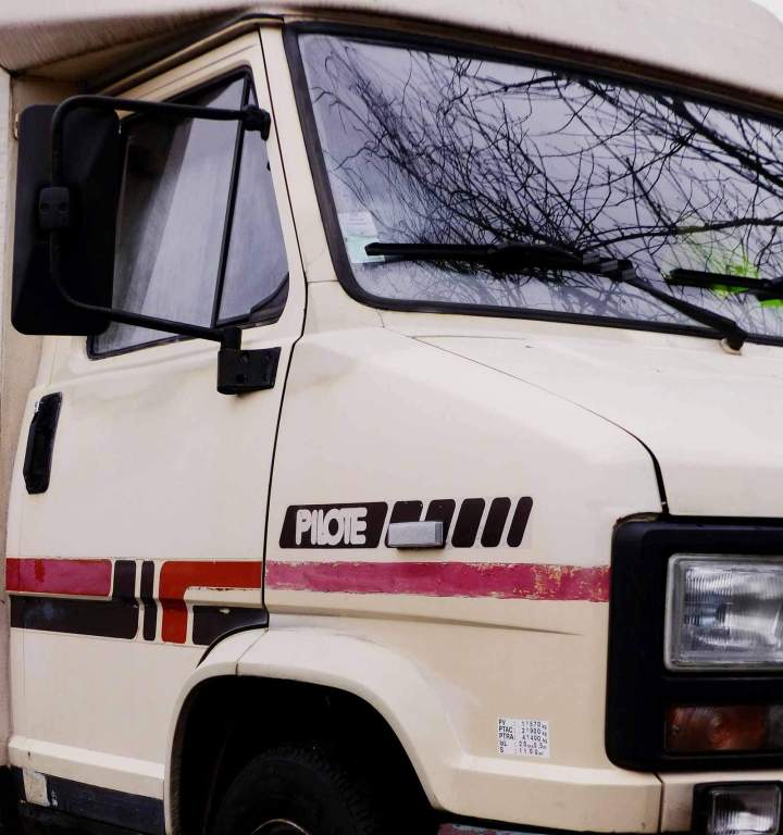 Remplacement rapide et efficace de pare-brise de véhicules de loisirs et de poids lourds